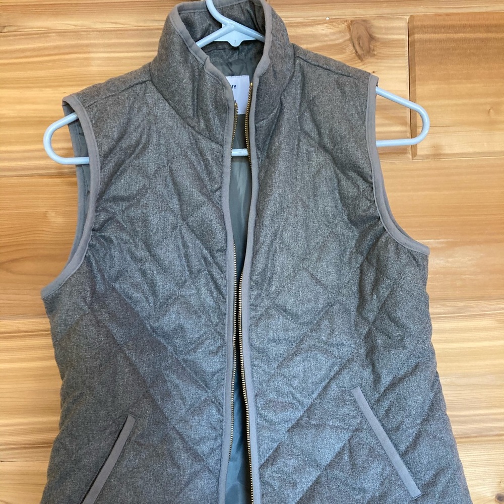 Old Navy quilted zip vest